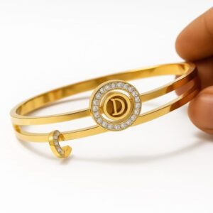 ডায়মন্ড অলংকৃত গোল্ডেন ব্রেসলেট ‘D’ ইনিশিয়াল সহ