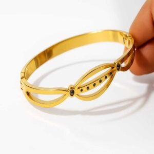 স্টাইলিশ ওপেন লিফ ডিজাইন গোল্ড ব্রেসলেট ব্ল্যাক স্টোন সেটিং সহ