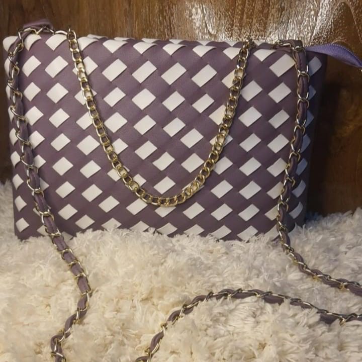 গোল্ডেন চেইনযুক্ত আভিজাত্যপূর্ণ লেডিজ ব্যাগ - Image 3