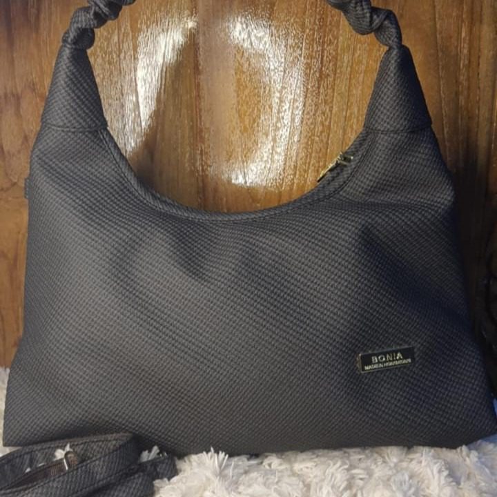 বনিয়া টেক্সচার্ড ব্ল্যাক হোবো শোল্ডার ব্যাগ - Image 3