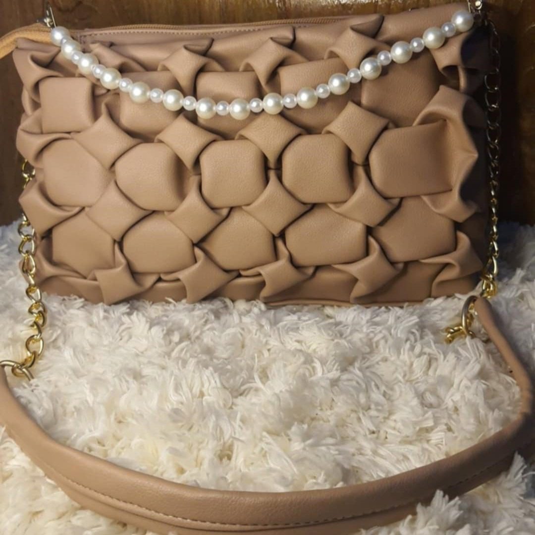 স্টাইলিশ কুইল্টেড লেদার ব্যাগ পার্ল ও চেইন স্ট্র্যাপ সহ - Image 2